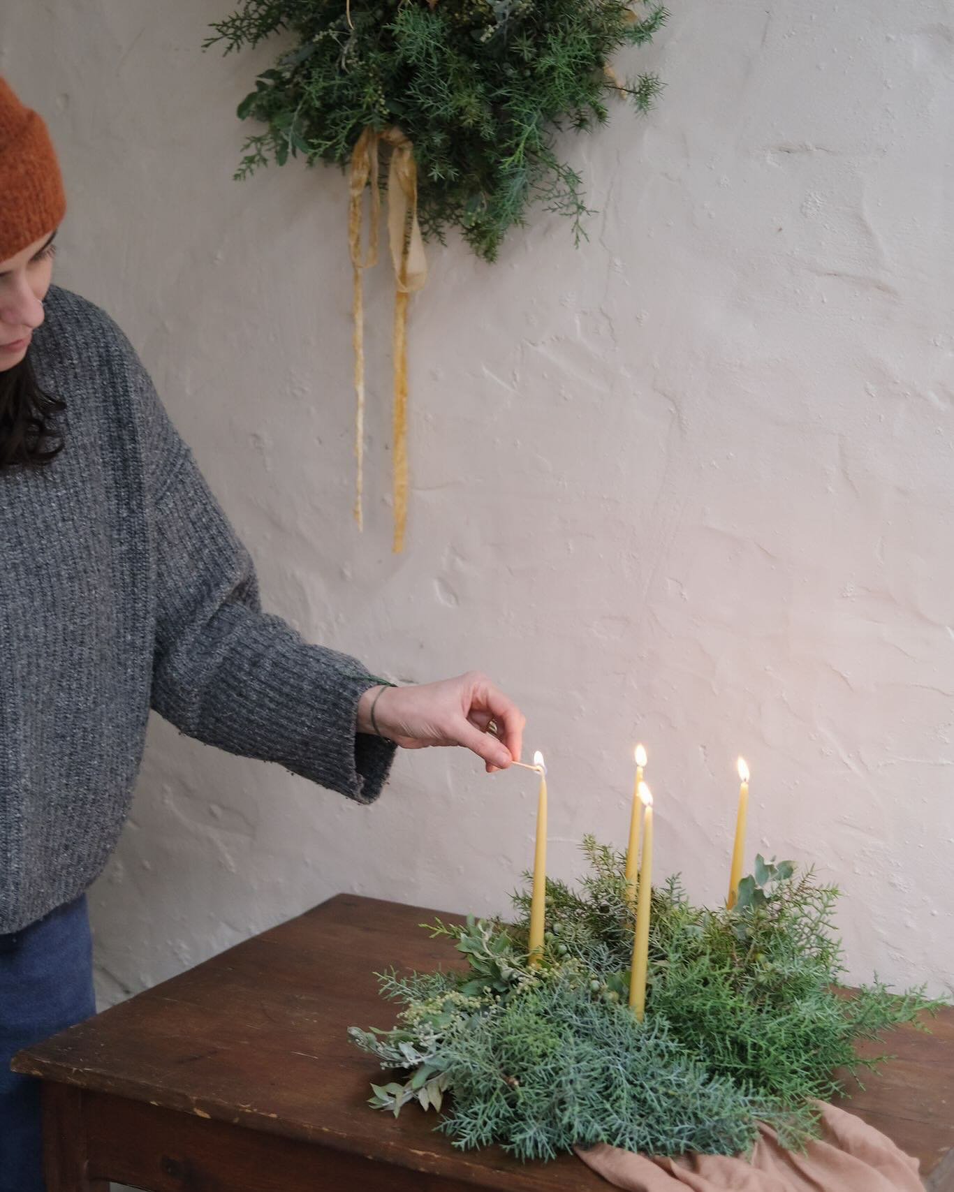 🎄✨ Découvrez nos couronnes de Noël, compositions de table et bouquets, disponibles dès ce jeudi dans notre boutique et chez nos partenaires @roseavril_shop et @halinageorges .

Réservez dès maintenant et récup