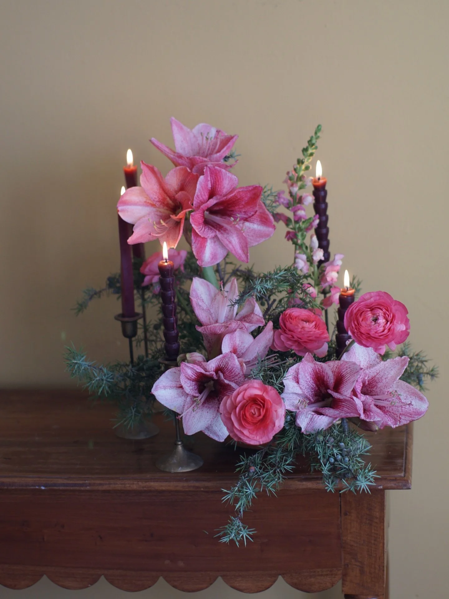 Nous ralentissons doucement apr&egrave;s une p&eacute;riode de f&ecirc;tes intense 🎄
De belles fleurs et de jolis cadeaux vous attendent encore, nous sommes ouverts aujourd&rsquo;hui et demain de 11h &agrave; 17h, avant la fermeture d&rsquo;hiver ❄️