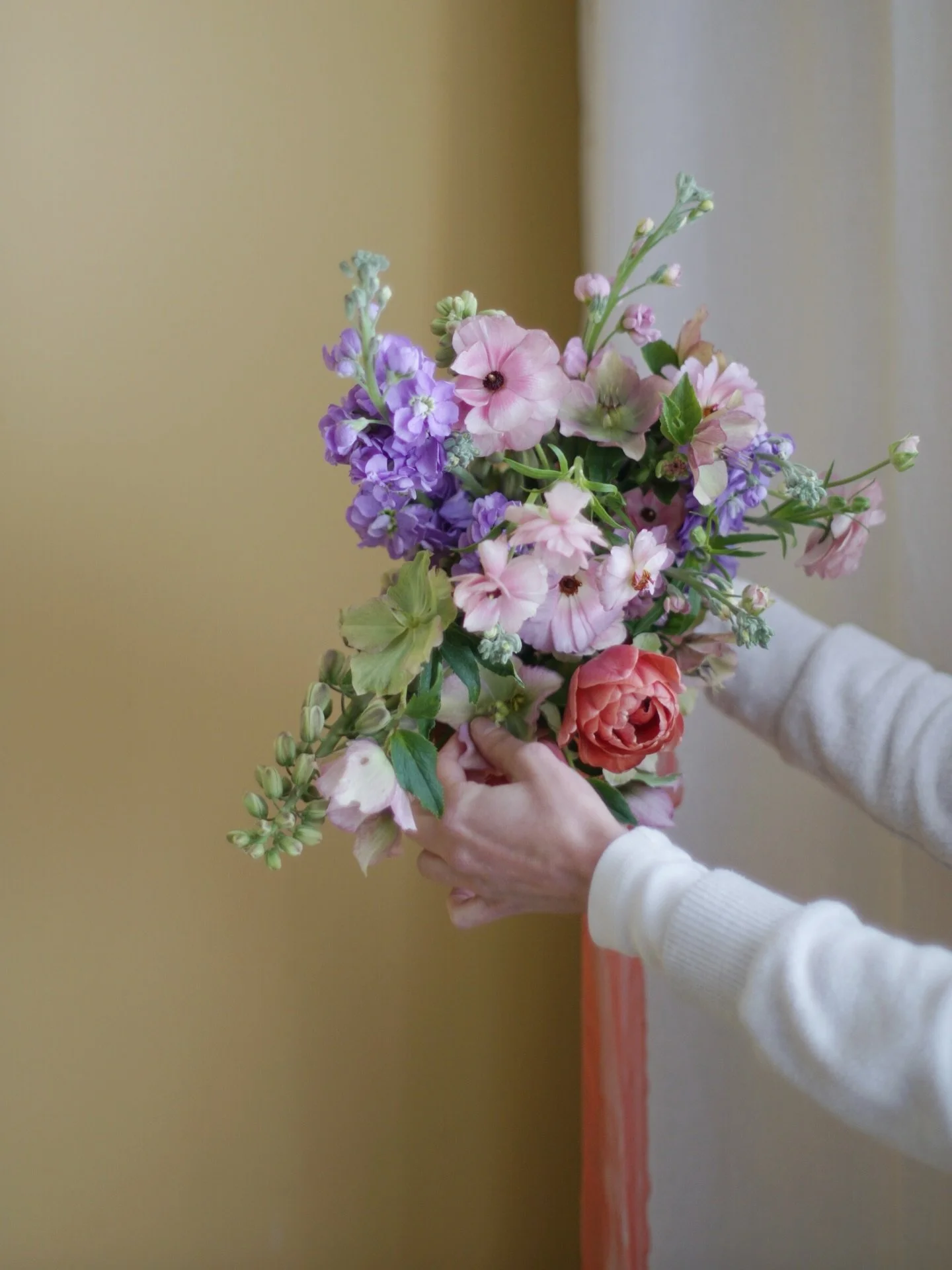Ce fut un véritable plaisir d’accueillir un groupe de fleuristes talentueuses et de belles âmes pour l’atelier « bouquet de mariée de printemps » au studio 💕

Pouvoir partager ma passion pour le bouquet de