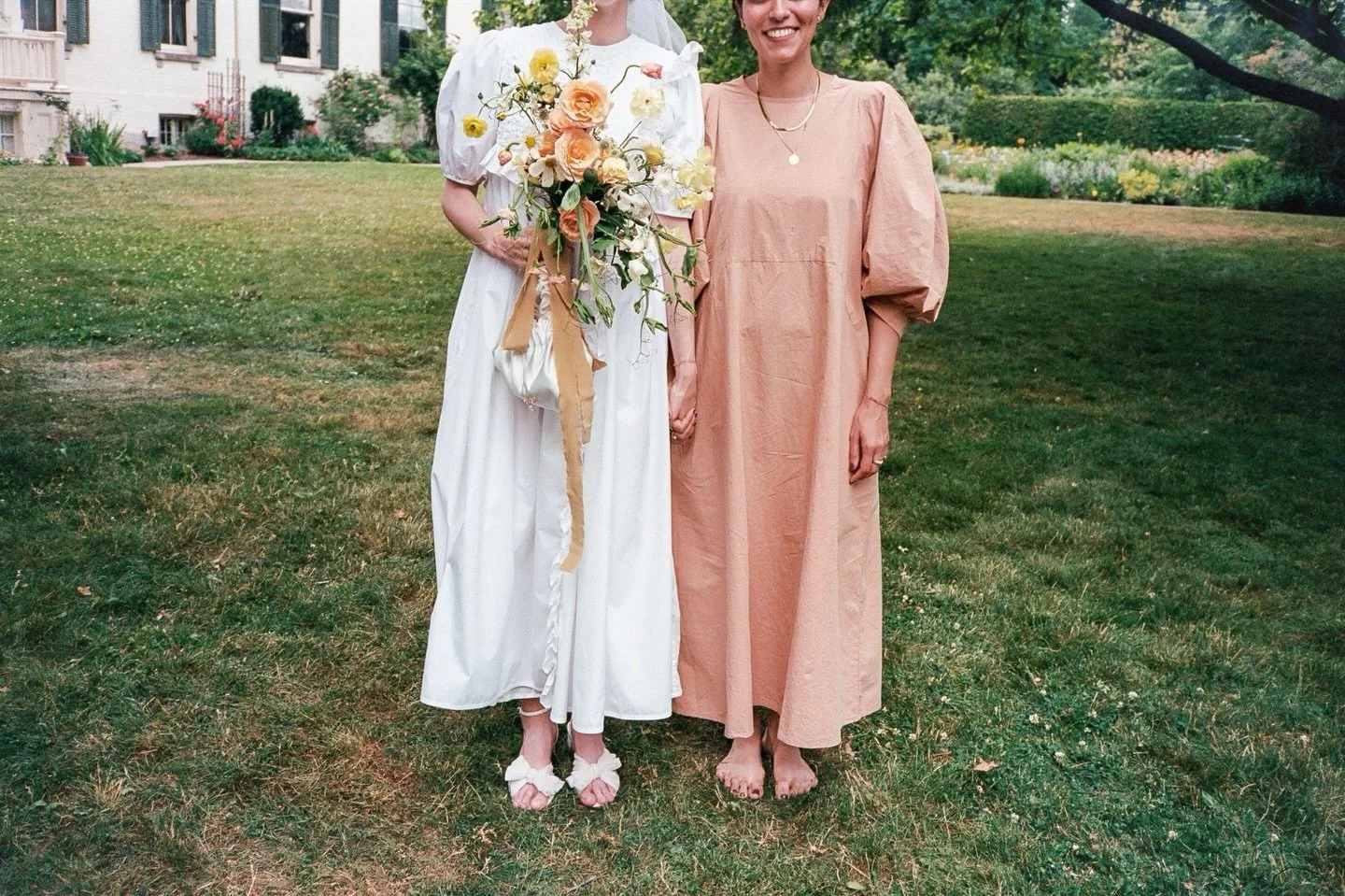 La saison se remplit déjà de couples incroyables et de moodboards inspirants. J'aime voir comment chaque année affine mon travail — apportant plus de clarté à ce que je crée et à ceux pour