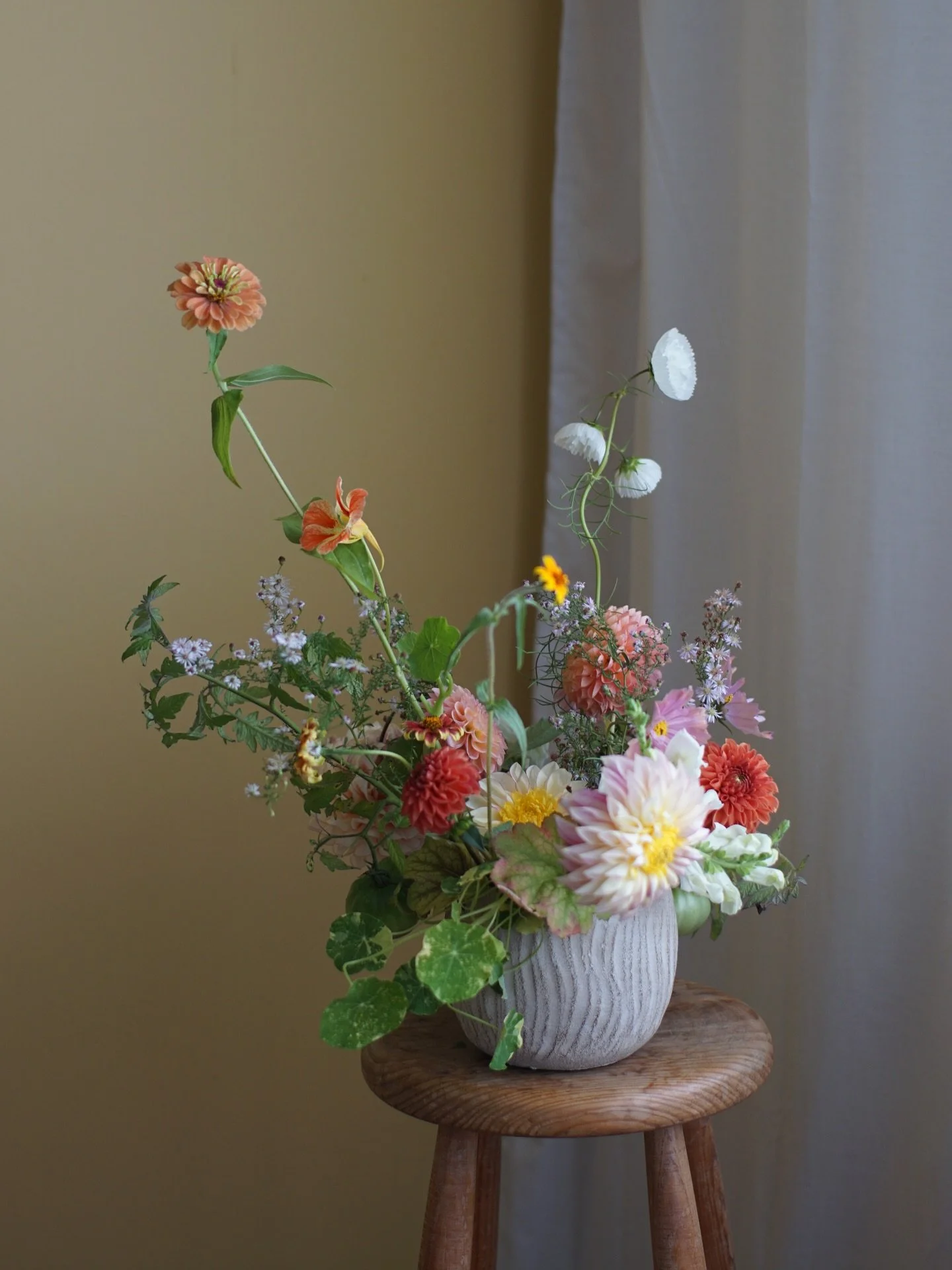 Deuil 🌾

On en parle peu ici, 
mais depuis quelques ann&eacute;es, nous fleurissons aussi des c&eacute;r&eacute;monies d&rsquo;adieu.

Apporter un peu de douceur et de lumi&egrave;re dans ces moments-l&agrave; fait partie des choses qui me touchent 