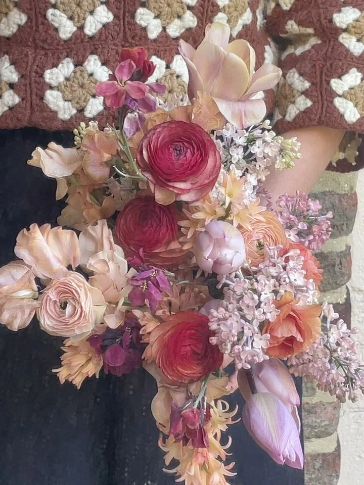 Ce bouquet m'a poussée à sortir de ma palette habituelle : quelque chose de plus audacieux, de plus inattendu 🙈 J'avais envie d'explorer cette direction un peu provocante (du moins pour moi). Et j'ADORE le résultat.

Qu'en pensez-vous ?

Un grand merci à @fleuropean pour cette opportunité