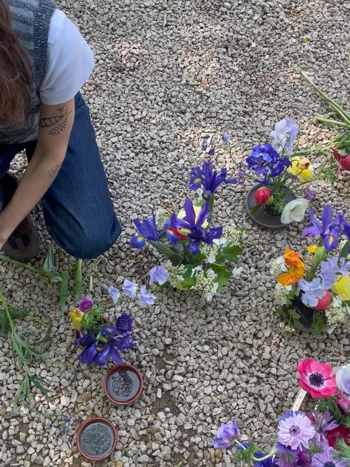 Quelques clichés du grand jour de Laure et Martin. Ce fut un véritable plaisir de créer des compositions florales pour eux dans un cadre aussi exceptionnel 🍇

Un grand merci à @mariewsrt pour son aide précieuse 💓