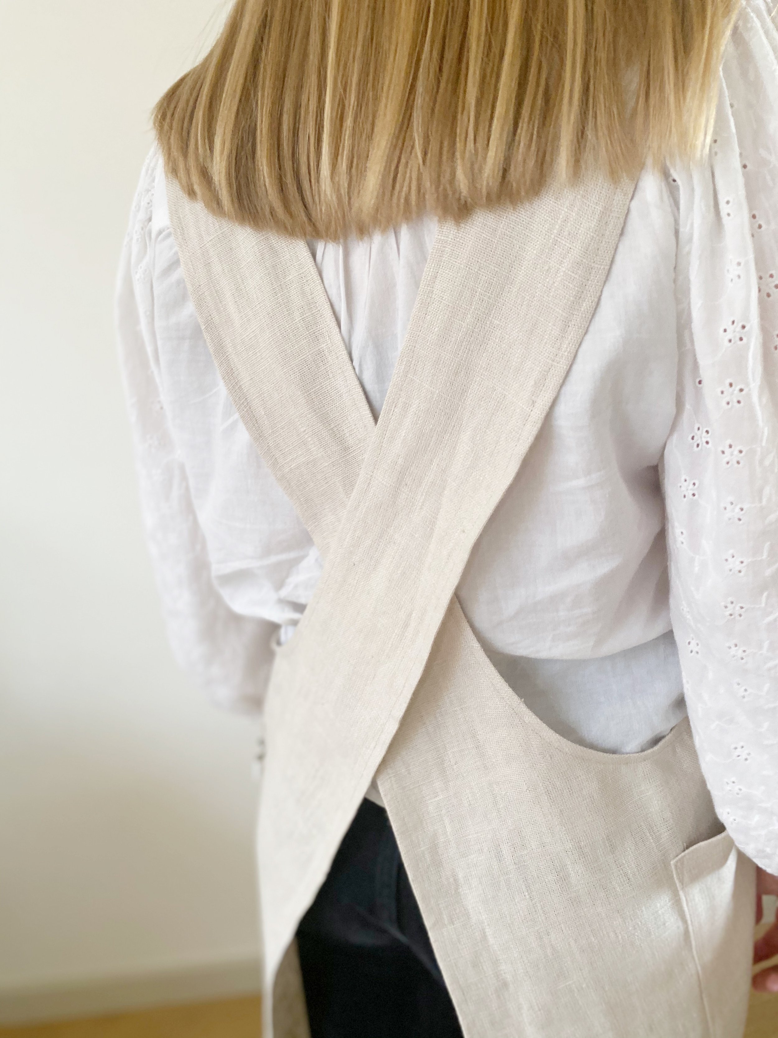 minimal-linen-apron-cream-hei-sister-shop-4.jpeg