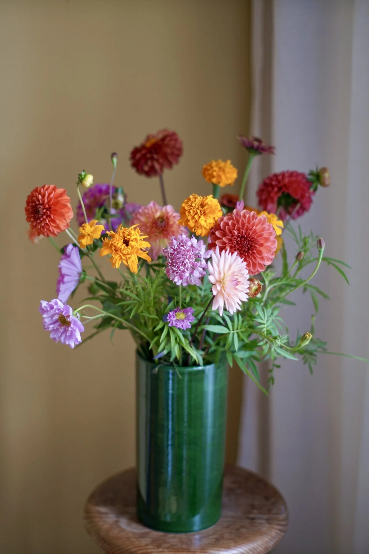 Composition florale saisonnière en vase - Classique