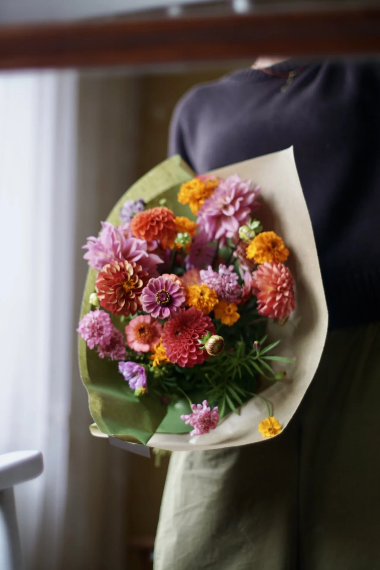 Bouquet de saison noué à la main - Couleurs vives