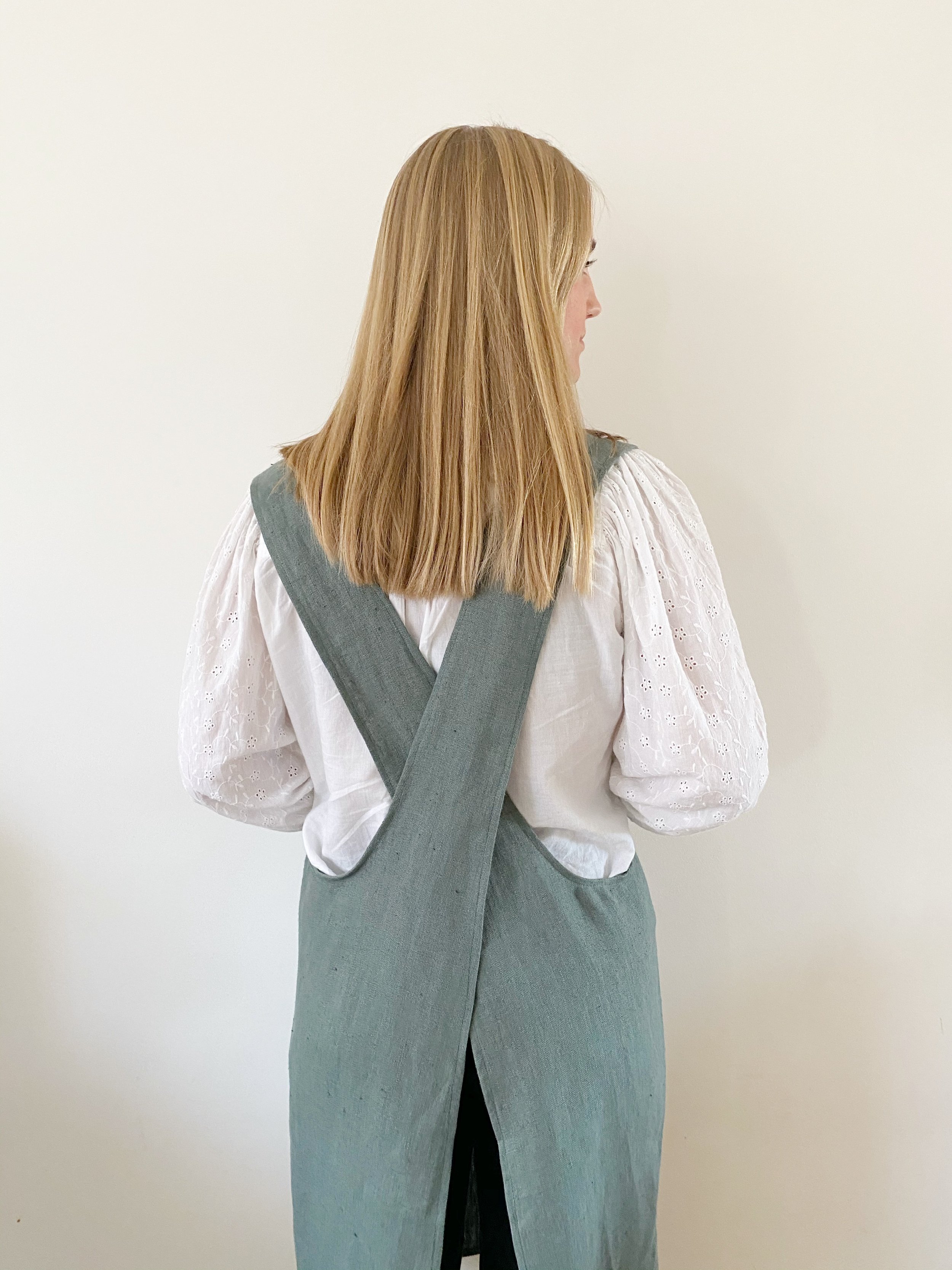 minimal-linen-apron-eucalyptus-hei-sister-shop-4.jpeg