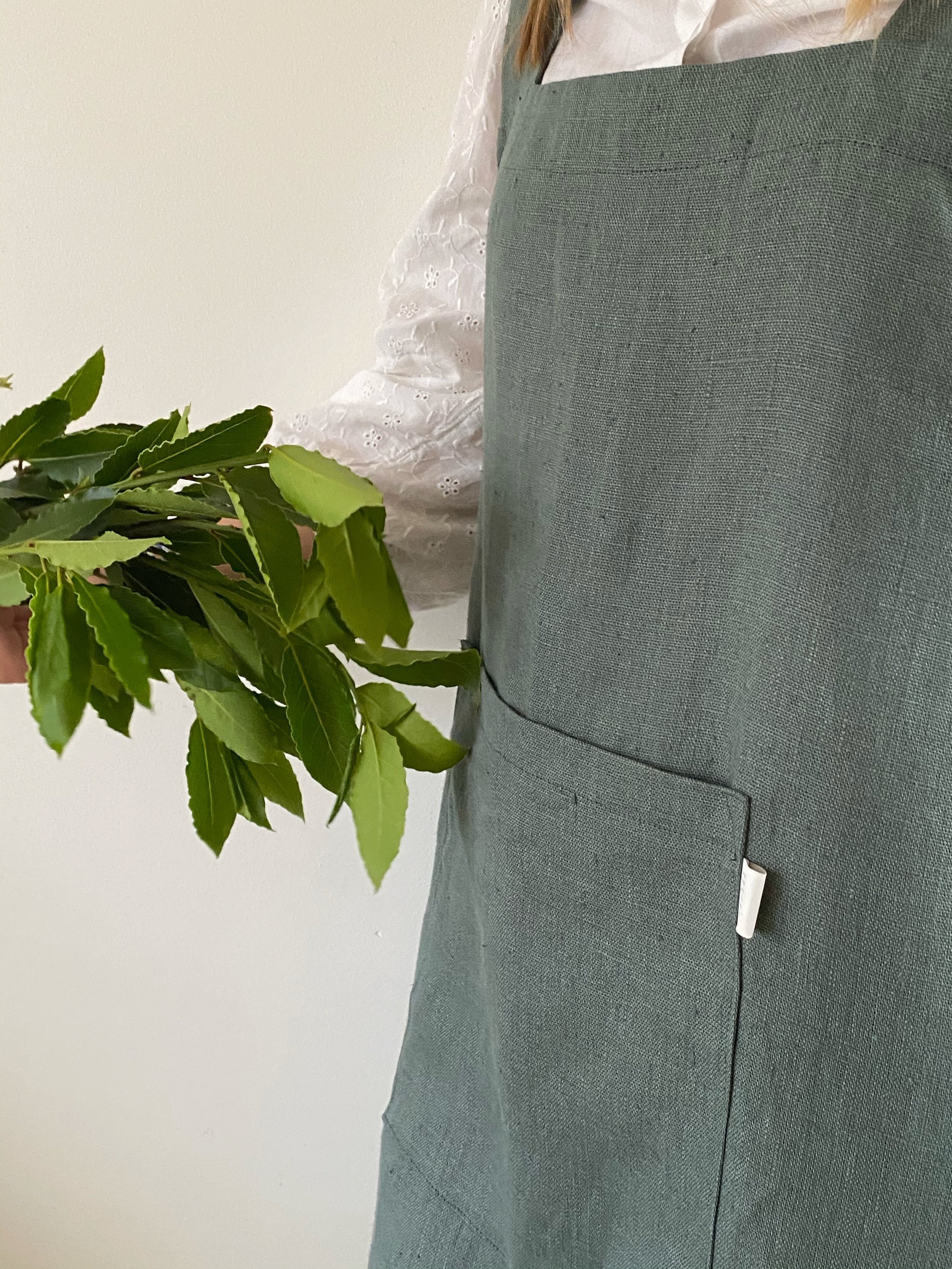 minimal-linen-apron-eucalyptus-hei-sister-shop.jpeg