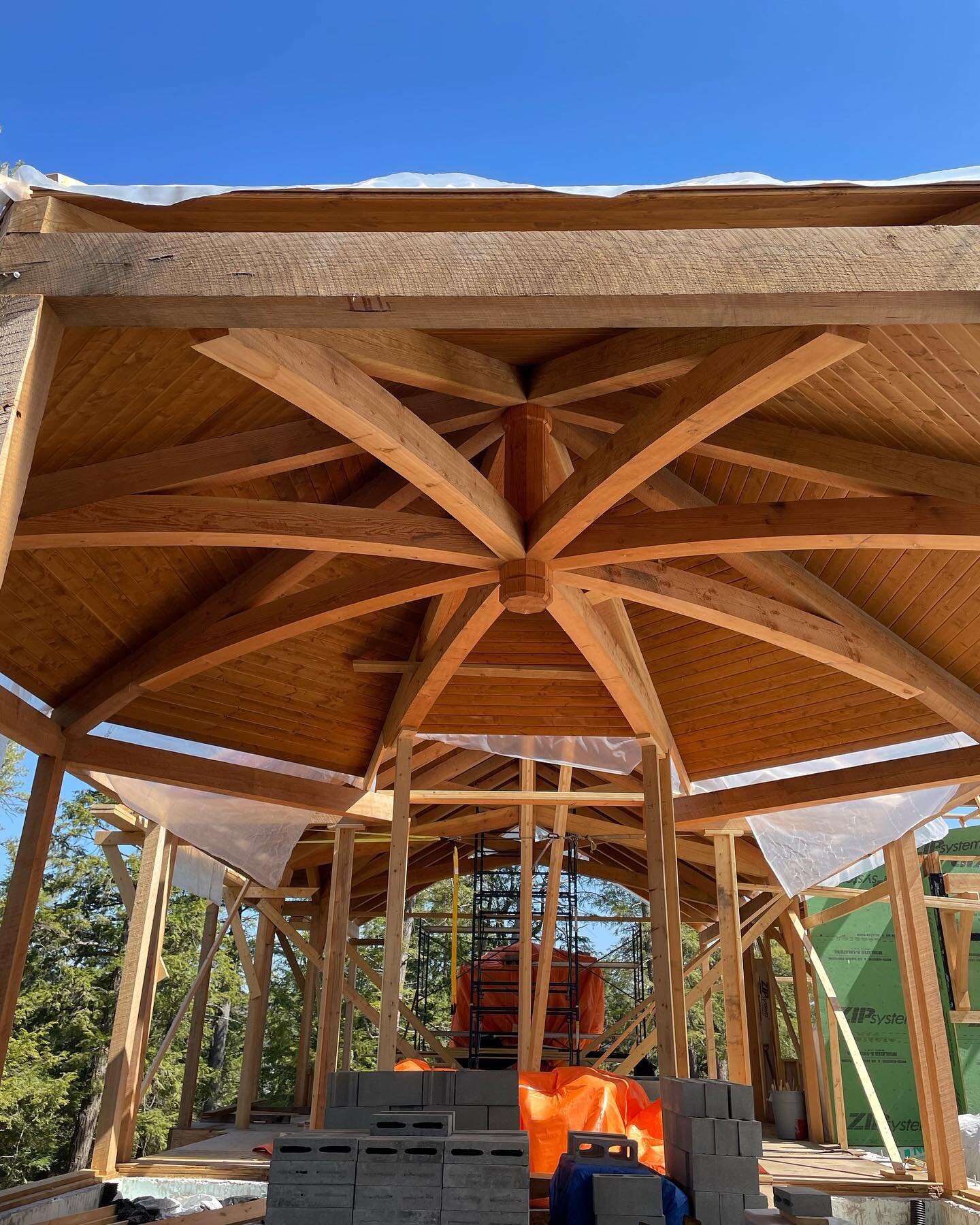 Check out the design of our Muskoka room&rsquo;s octagon roof. Using rough sawn Douglas fir, it gives an interesting texture and space.

#muskokacottage #customhomes #roughsawn #customhomebuilder