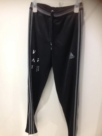 Adidasbukse i svart med grå striper Størrelse: 116- XXL Ordinær pris 116- 176 : 400,- KRAFT- Pris 116- 164: 320,- Ordinær pris XS- XL: 450,- KRAFT-pris XS- XL: 360,-