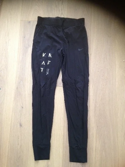 Nikebukse i svart, tynt stoff. Størrelse: XS- XL Ordinær pris: 650,- KRAFT- pris: 520,-
