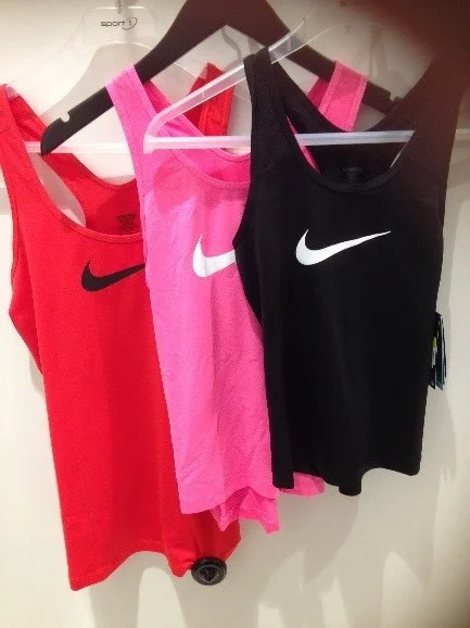 Nike tank- topper i flere ulike farger. Størrelser: 116- XL Ordinær pris str 116- 176: 200,- KRAFT-pris str 116- 176: 160,- Ordninær pris fra XS- XL: 250,- KRAFT- pris XS- XL: 200,-