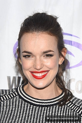 WonderCon-Day-2-elizabeth-henstridge-40407721-267-400.jpg