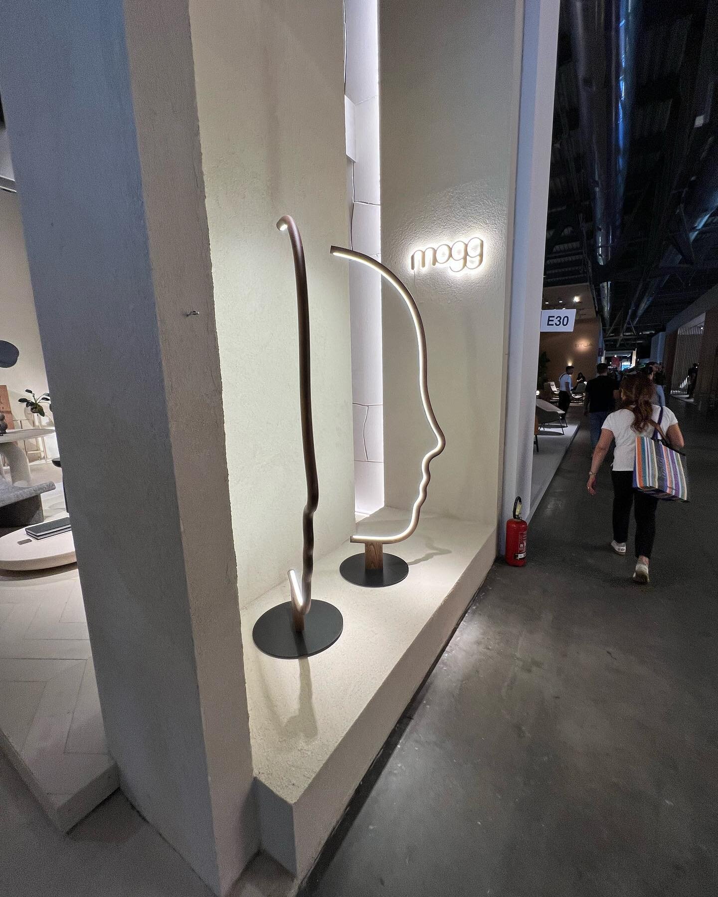 Face floor lamp 72&rdquo; (2m) high