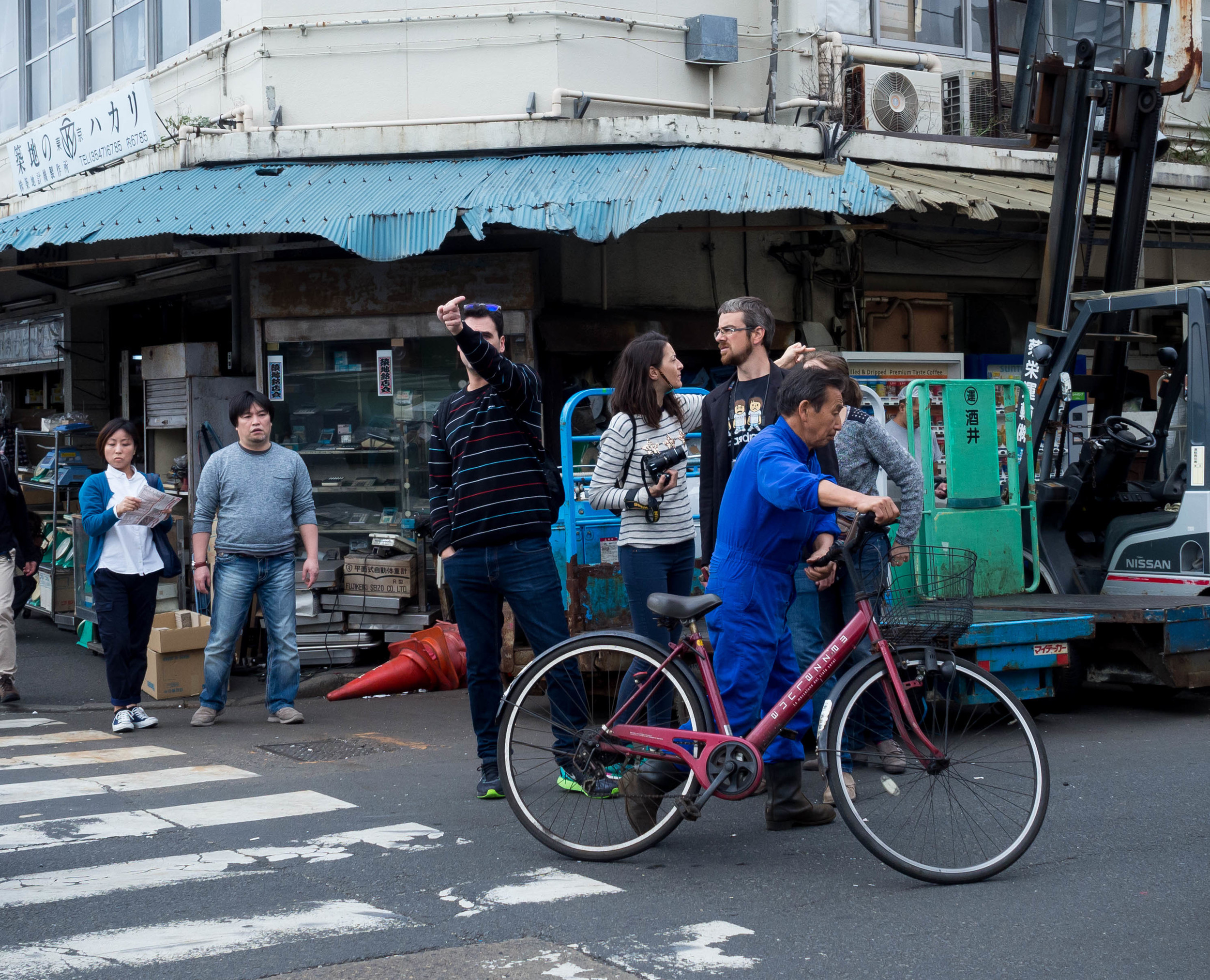 Fish market corner #2 or "Everyone is lost but one", Tokyo. OMD 17 f1.8