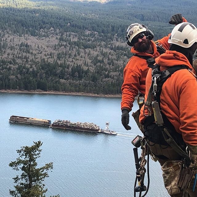 Awesome photo of the Lori B above Bonneville Dam! #tugboat #barge #bernertbargelines #familybusiness #columbiarivergorge #pnw