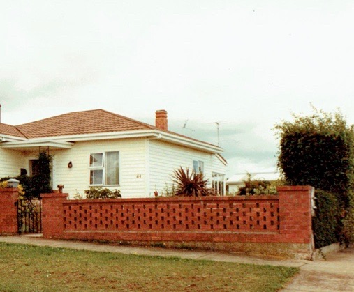 Right: the hedge. Left on the porch: the Dane
