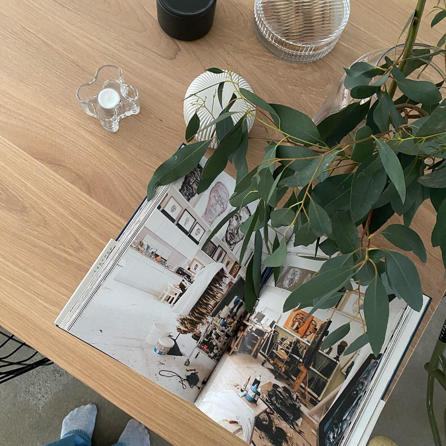 Ik heb altijd iets groens op tafel staan.. en op dit moment zijn het prachtige eucalyptus takken van de boom van @vivianhoebe . Zo eenvoudig maar zo mooi van kleur en blad! Vaak vind ik een mooie tak of een enkele bijzonder bloem nog mooier dan een v