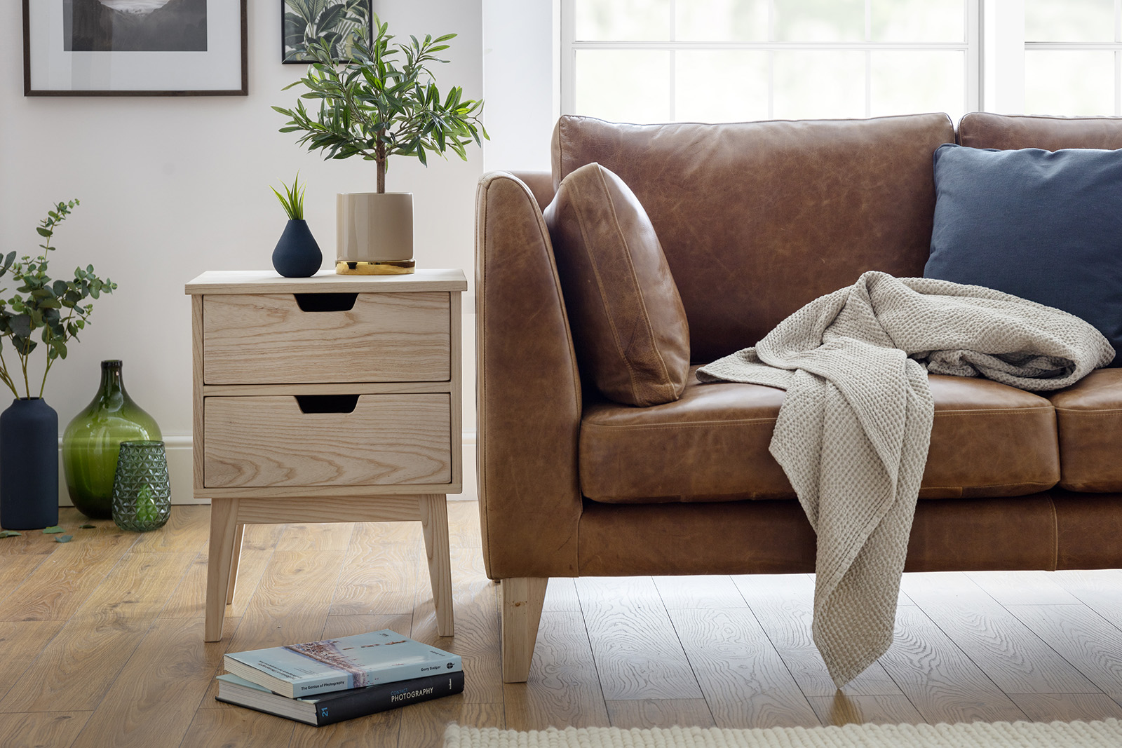 Lounge set Side table cameo 02.jpg