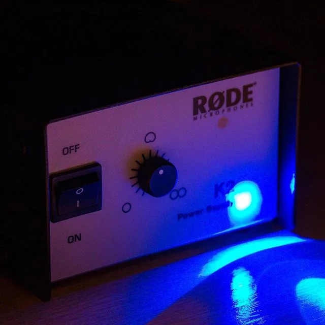 Complimentary mood lighting when recording vocals with a R&Oslash;DE K2.