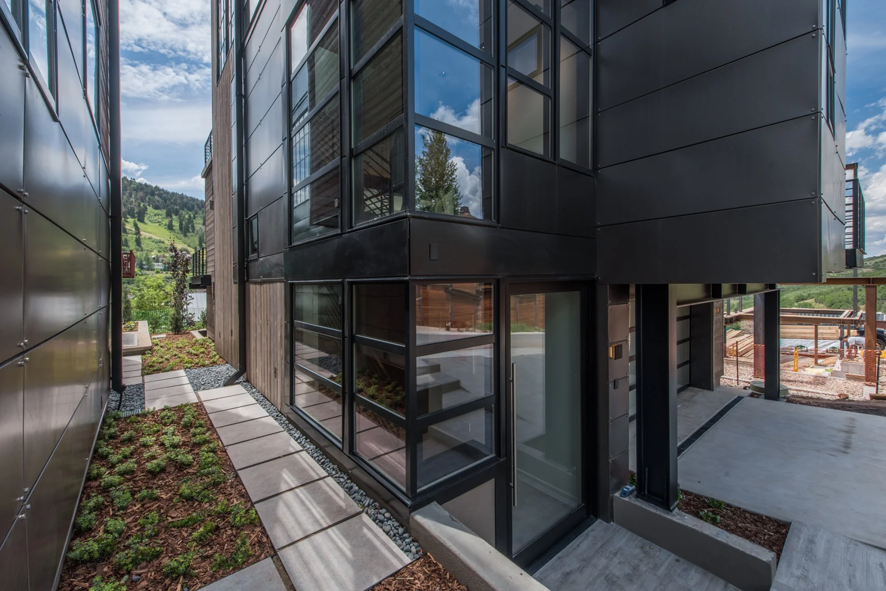 Exterior_1800x1200_2359600.jpg