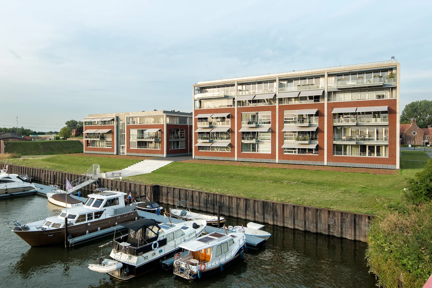 Appartementencomplex De Werff in Raamsdonksveer, gelegen aan een kleine jachthaven