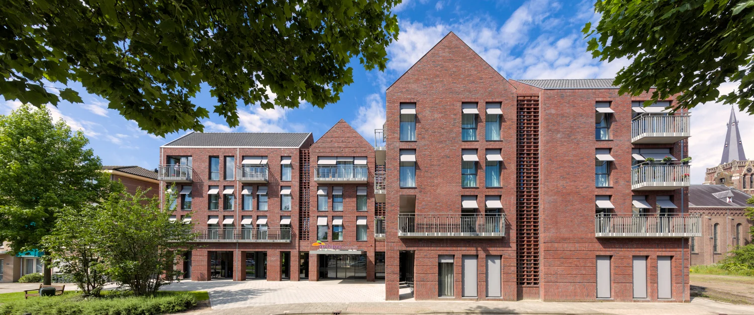 Verpleeghuis Kanidas Best, ingepast tussen de bestaande, oude gebouwen