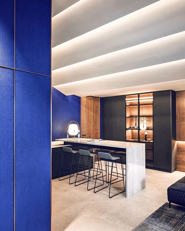 Project LKT .
Home entertainment space features ascending ceiling design, cladded acoustic fabric walls and walnut veneer.
.
Photo: Fabian Ong
.
#pantonecolouroftheyear #pantone2020 #designtextile #largeformattiles #homebar