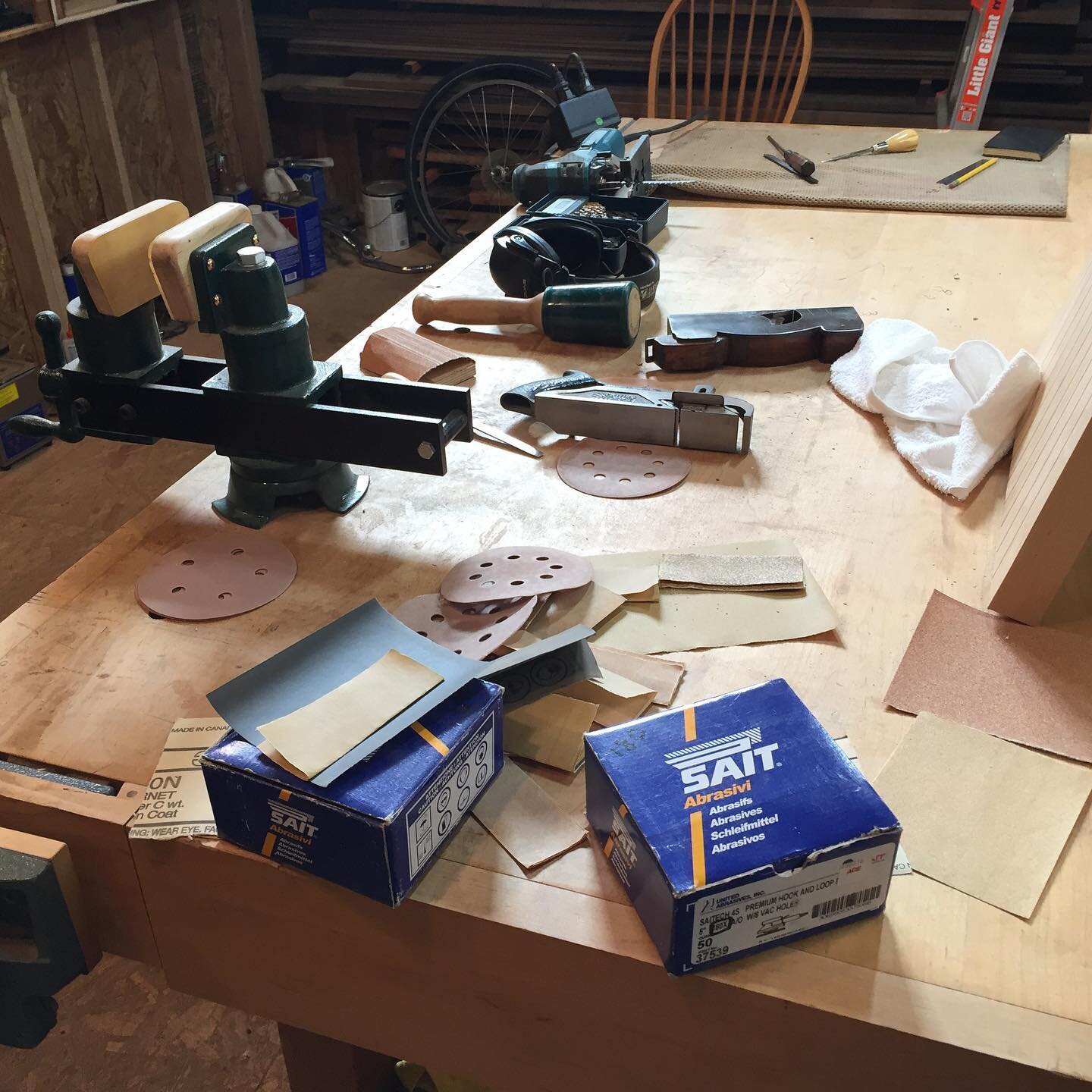 After half an hour of working on a chair, my bench looks like this ... That&rsquo;s way to many different sorts of tools. What have I been doing?!What kind of woodworker am I?! In the end, I just clean up and get back to work.
#handplanefest #8Branch
