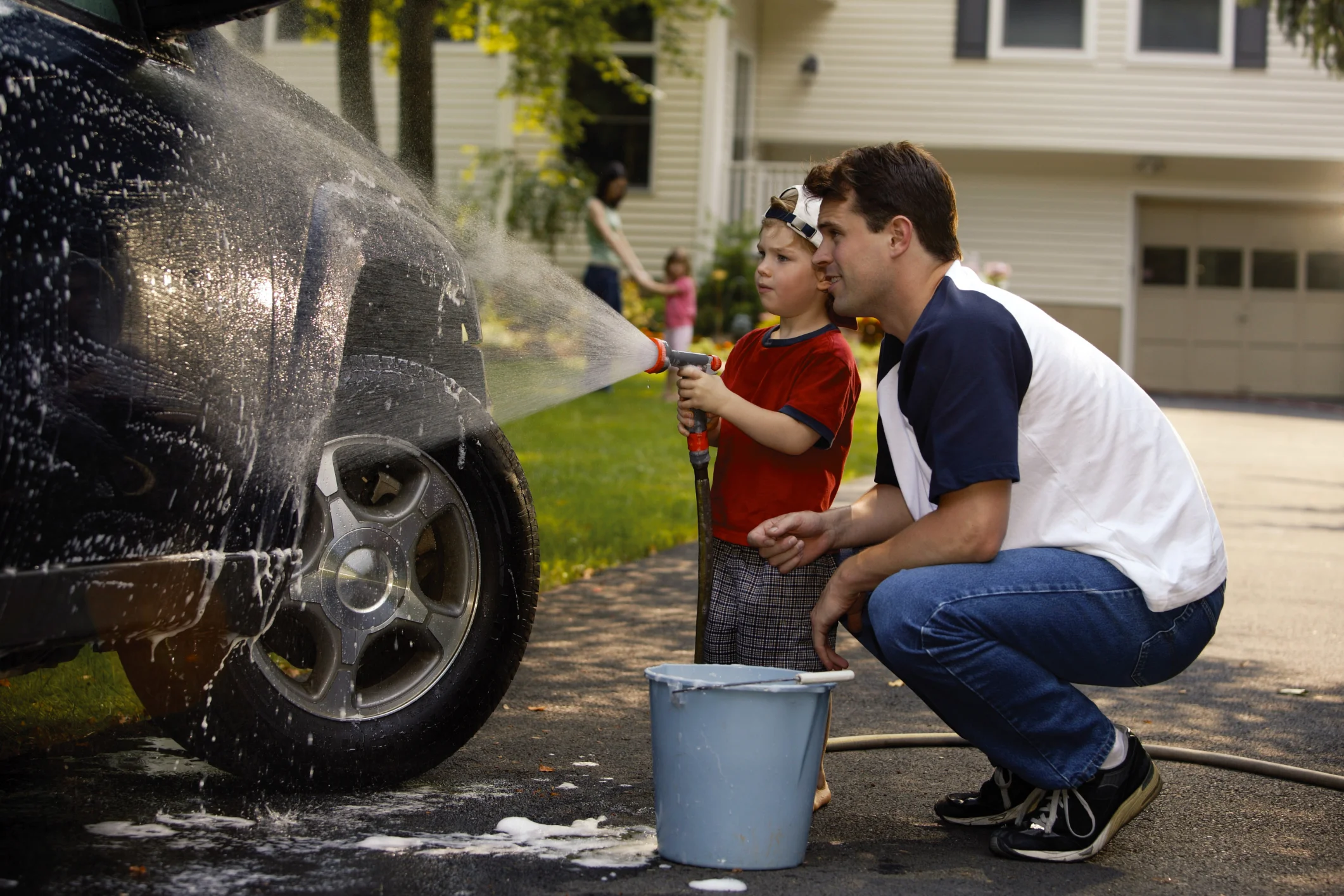 They wash the car. Dad wash the car at the moment. My car was washed. My car was washed. семья моет машину.