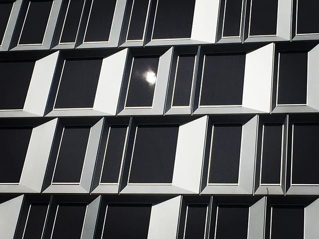 Fantastsik fin arkitektur. #bobedre #photo #plazamagazine #art #architecture #lyngby#bobedre #design #denmark #microsoft #colorawards #buildings #building #space #sonoflone #hatogbriller #diy #larsbech