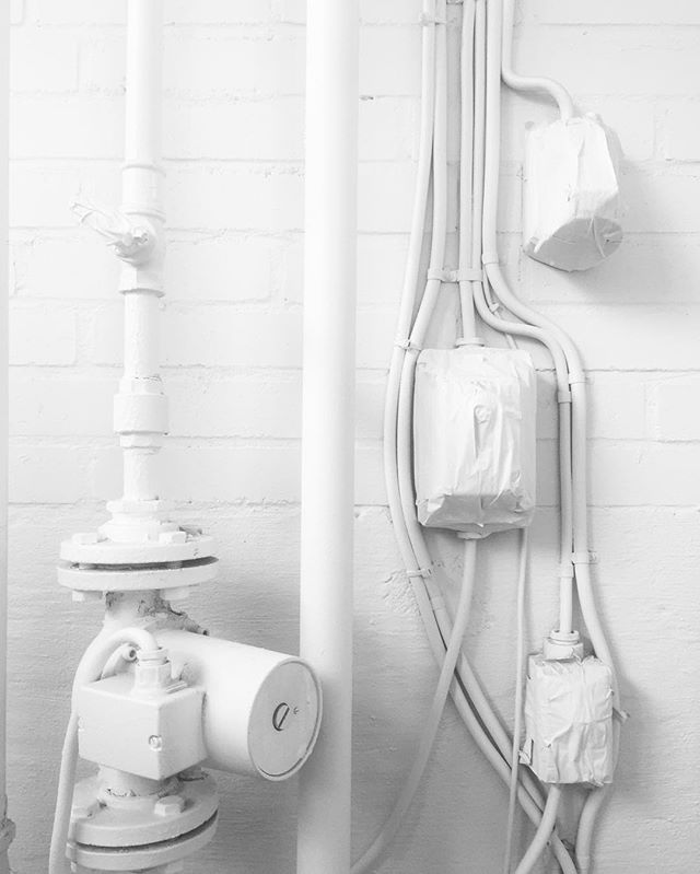 White room #design #denmark #sonoflone #white#room#interiordesign #living #bobedre#plazamagazine #cool#painting #hatogbriller