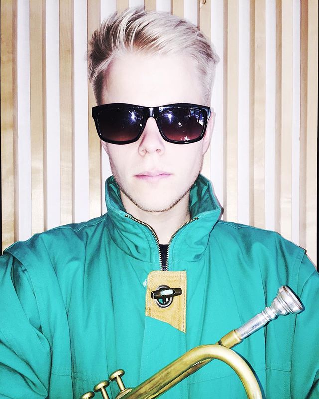 Erik Kimestad from Love revolution plays the music of the plants @per_o_dactyl #plant #diy #livingthedream #playingtheplant#music #cover#mittmandal #ingenoveringenvedsiden #design#fashion#chicago #jazz#pop#art#sonoflone #hatogbriller