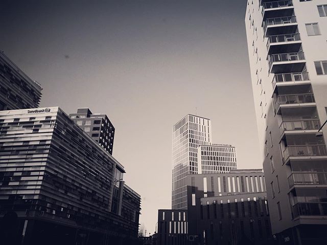 Kan man bliver lykkelig af at se p&aring; huse? #blackandwhite #architecture #malm&oslash; #malmolive #hatogbriller #space #sk&aring;ne #sweden #photo #art #iphonesia #sonoflone #shl#dortemandrup