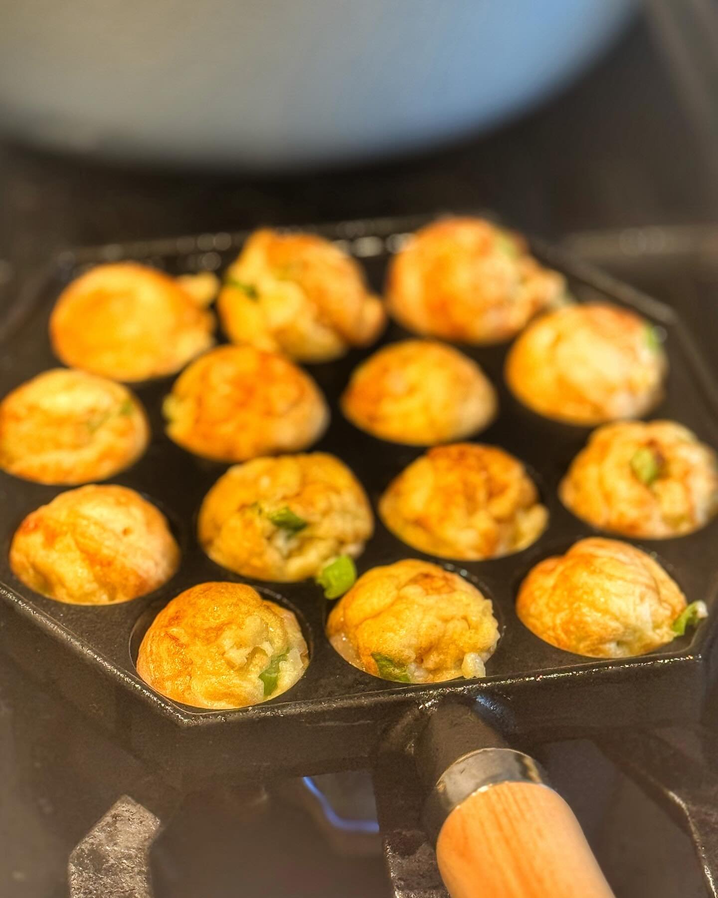 I got a pan in Japan in April and finally used it to make ebiyaki. It came out surprisingly great! Also, I got this wonderful pot and steamer ring for making dumplings and love it.

Lastly, please enjoy a few pizzas I recently made. Last time I tried
