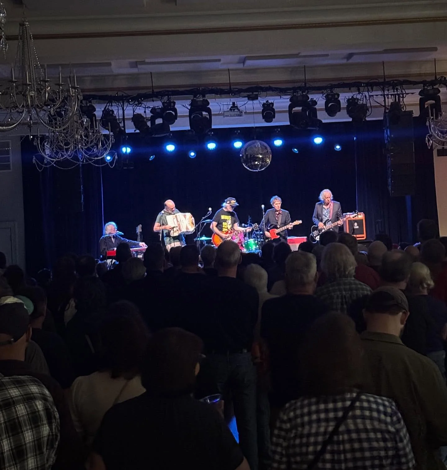 So great seeing @baseballproject and @the_minus_5 at @crystalballroomsomerville last night! Super fun show! I don&rsquo;t know much about baseball, but really enjoy all the various story-songs about baseball lore.