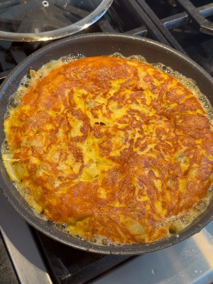 I recently watched @jamiebiss video on making a Spanish Tortilla and to my surprise, I did it! A great snow storm activity with the ingredients I had at home. I even managed to flip it using a lid, and though I did not capture the flip on video, I do