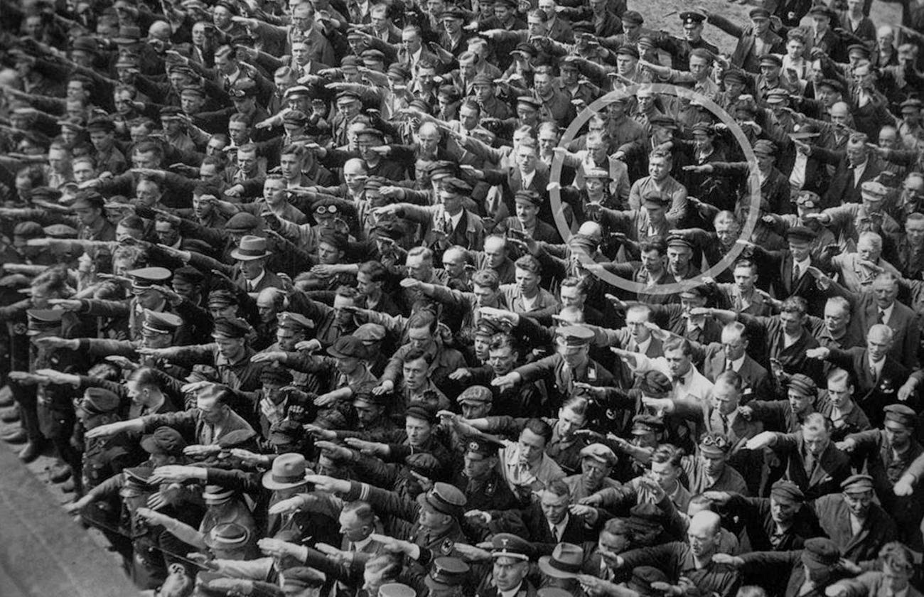  August Landmesse (1910-1944) alemán casado con una judía quien se negó a realizar el saludo nazi