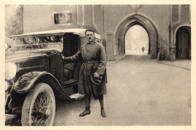 Hitler saliendo de prisión (1924)