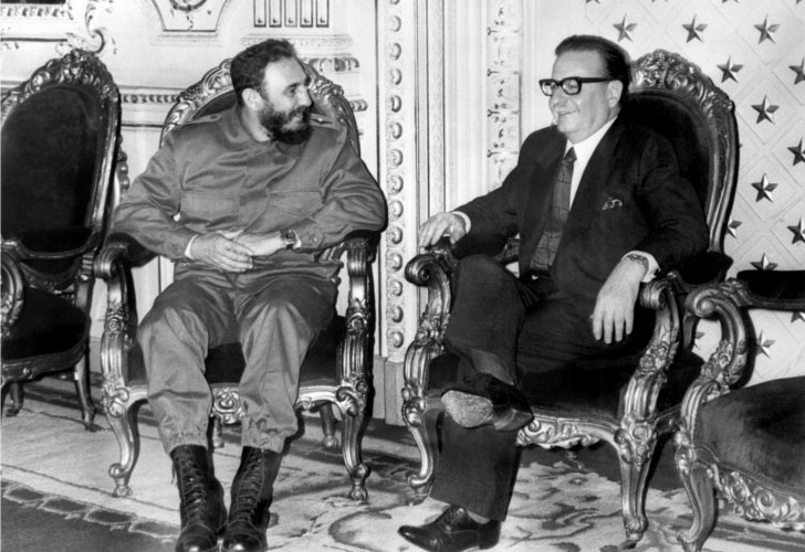 Fidel Castro llegó a Chile el 10 de noviembre de 1971. Su visita se prolongó durante 3 semanas, lo que terminó por generar incomodidad en algunos sectores de la UP, incluyendo al Presidente.