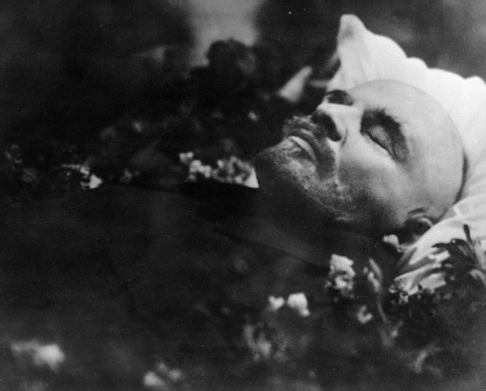 El cuerpo de Lenin, al igual que el de otros líderes comunistas (Mao en China, Kim Il Sung y Kim Jong Il en Corea del Norte), fue embalsamado. 