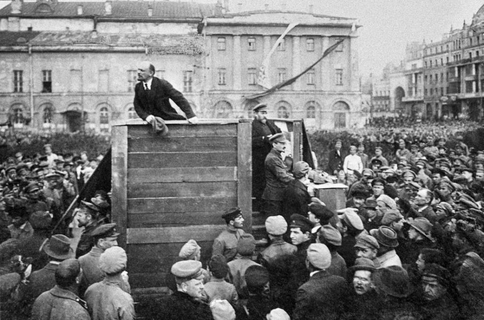 Lenin dirigiéndose a las multitudes (a su derecha, Trotsky, el segundo de pie en la escala)