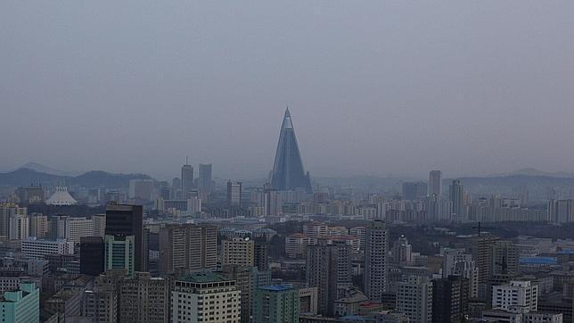 El elefante Blanco por excelencia: Hotel Ryugyong en Corea del Norte. Construcción iniciada en 1987 pero que se detuvo en a principios de la década de 1990 tras una crisis económica y como resultado del colapso del comunismo soviético. Después de 17 años de abandono se retomaron los trabajos, pero aún sigue siendo un triste adorno.