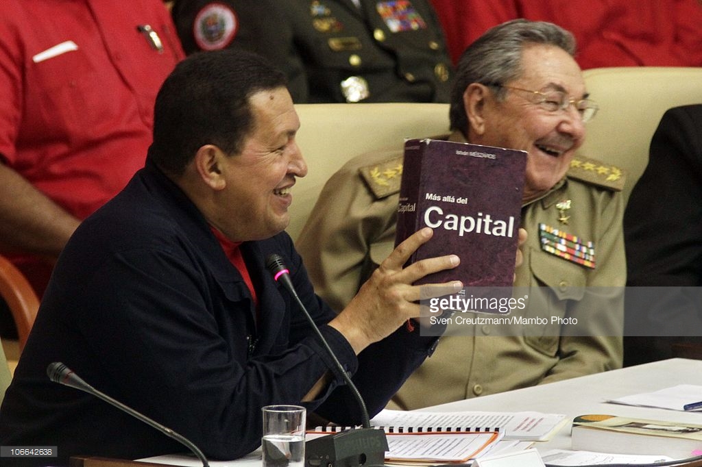 Chávez (en su mano con el libro de Mészáros) junto a Raúl Castro