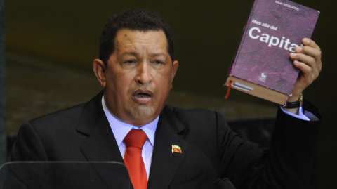 Chávez con el mismo libro del autor
