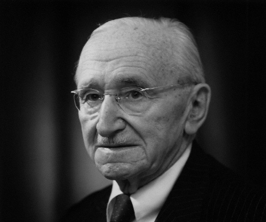 F. A. Hayek. El polímata austriaco fue un duro enemigo de quienes, no sólo tenían pretensiones de planificar hasta en sus más mínimos detalles la economía, sino que también la sociedad en su conjunto. Esto era epistemológicamente imposible. De ahí que para Hayek el socialismo era un error intelectual.