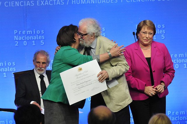 Tomás Moulian recibiendo el Premio Nacional de Humanidades y Ciencias Sociales (2015)