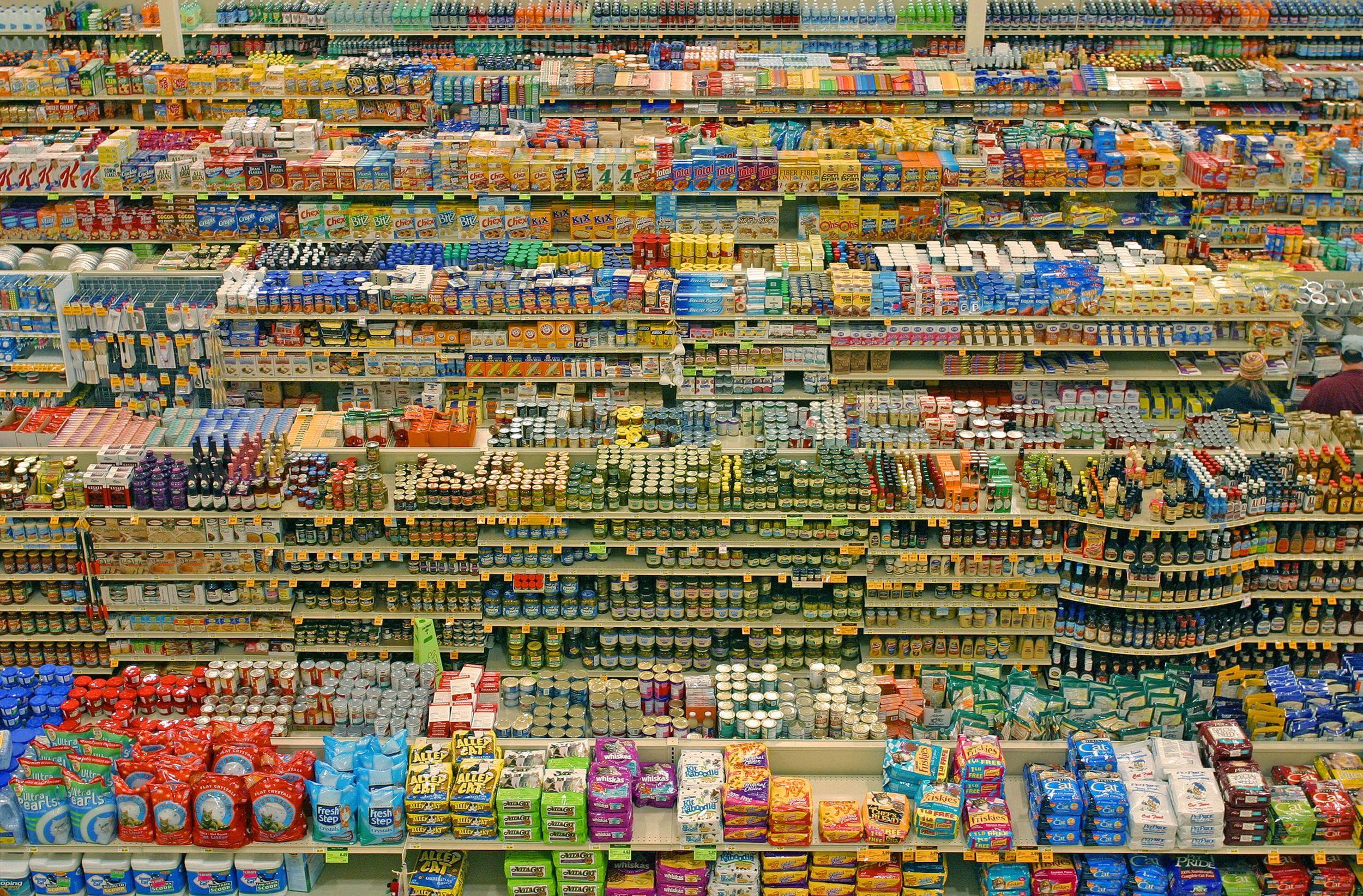No hay que reducir el capitalismo a la producción de bienes de consumo o finales, ya que esto es sólo una parte de la historia, es sólo lo que vemos. Lo que no vemos es cómo se fabricaron y cómo pudieron llegar esa cantidad de bienes a los estantes de los supermercados. Menos aún condenar al capitalismo por "promover el consumismo materialista".