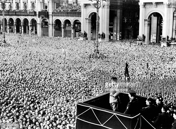 Mussolini dirigiéndose a las masas