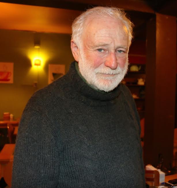 Manuel Riesco, Ingeniero Civil Industrial, miembro fundador del Movimiento de Acción Unitaria (MAPU) y militante de las Juventudes Comunistas. También cursó sus estudios en la década de 1980 en el Instituto de Ciencias Sociales de la Academia de Ciencias de la Unión de Repúblicas Socialistas Soviéticas (URSS). También es uno de los fundadores del Centro de Estudios de Desarrollo Alternativo CENDA.